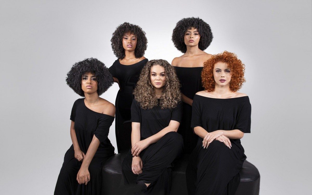 Na busca de uma solu&ccedil;&atilde;o para esse cabelo que n&atilde;o a deixava feliz, aos 18 anos, Mabel fez o seu primeiro curso profissionalizante de cabeleireira