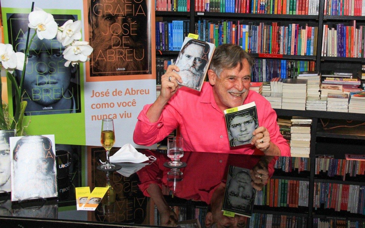 Jos&eacute; de Abreu lan&ccedil;a livro no Leblon, na Zona Sul do Rio, na noite desta quinta-feira