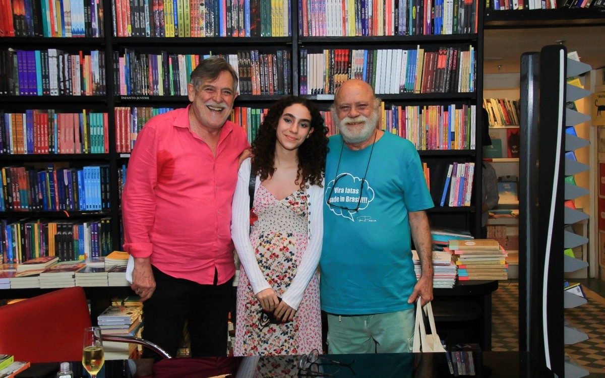 Tonico Pereira prestigia lan&ccedil;amento do livro de Jos&eacute; de Abreu