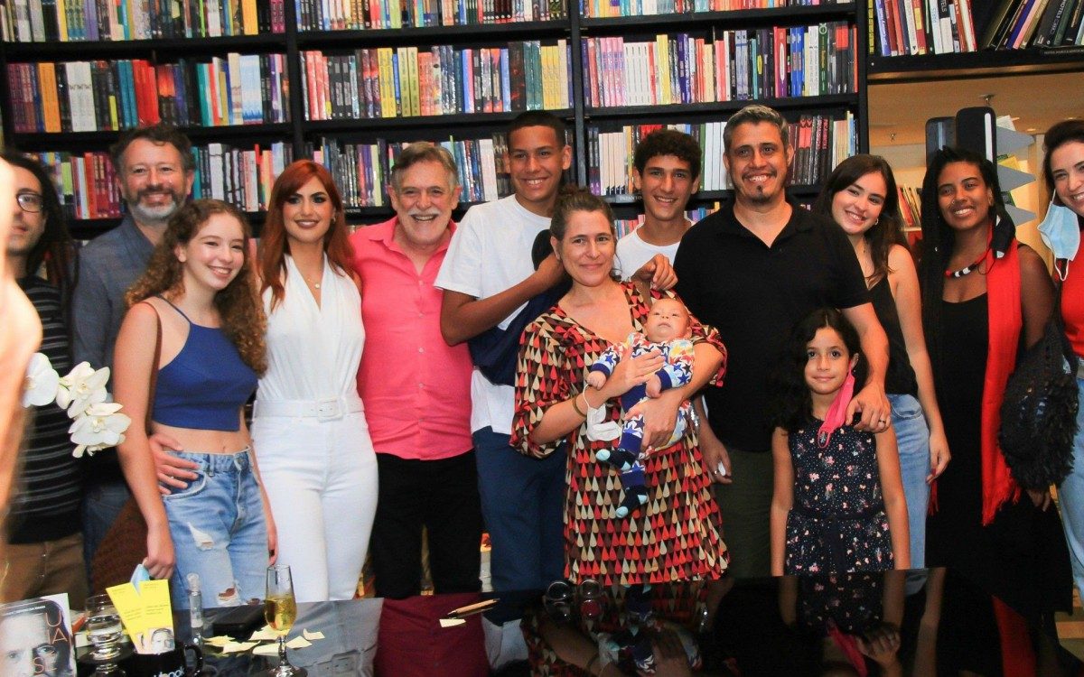 Jos&eacute; de Abreu lan&ccedil;a livro no Leblon, na Zona Sul do Rio, na noite desta quinta-feira