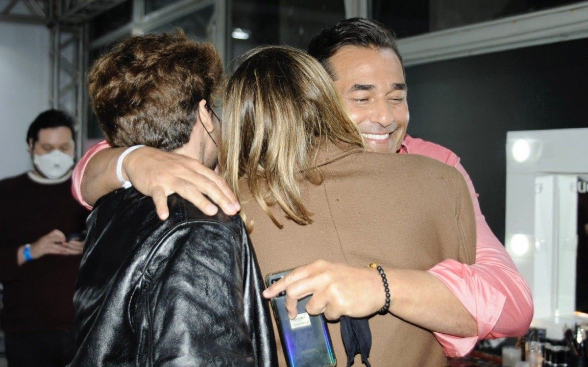 Sasha cumprimenta o pai, Luciano Szafir, ap&oacute;s desfile na SPFW