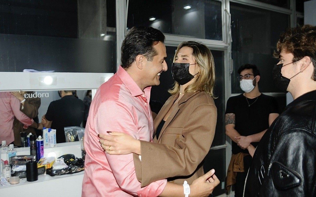 Sasha cumprimenta o pai, Luciano Szafir, ap&oacute;s desfile na SPFW