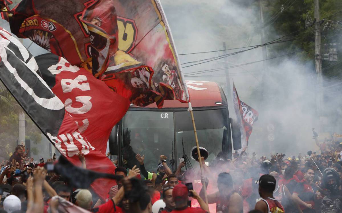 Geral - Aerofla - Torcida do Flamengo vai ao Ninho doi Urubu se despedir do time antes do embarque para o sul.