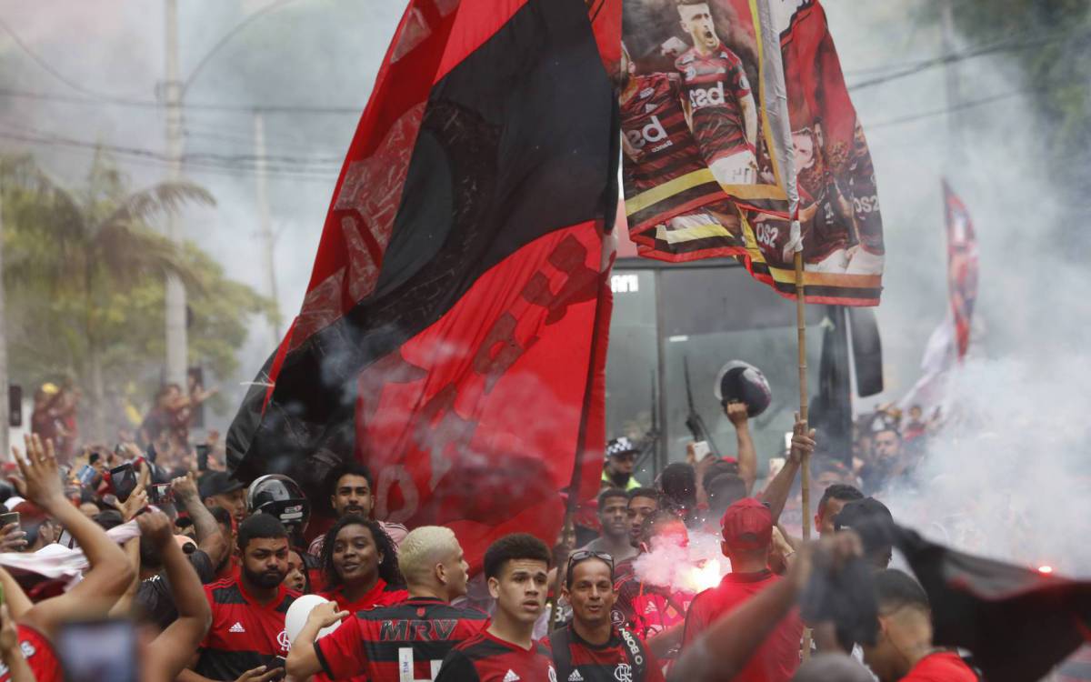 Geral - Aerofla - Torcida do Flamengo vai ao Ninho doi Urubu se despedir do time antes do embarque para o sul.