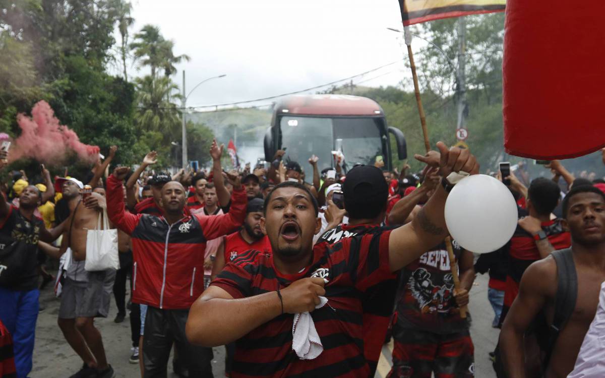 Geral - Aerofla - Torcida do Flamengo vai ao Ninho doi Urubu se despedir do time antes do embarque para o sul. - Reginaldo Pimenta / Agencia O Dia