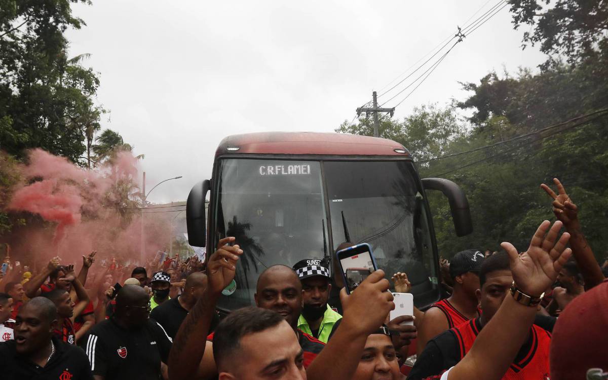 Geral - Aerofla - Torcida do Flamengo vai ao Ninho doi Urubu se despedir do time antes do embarque para o sul.