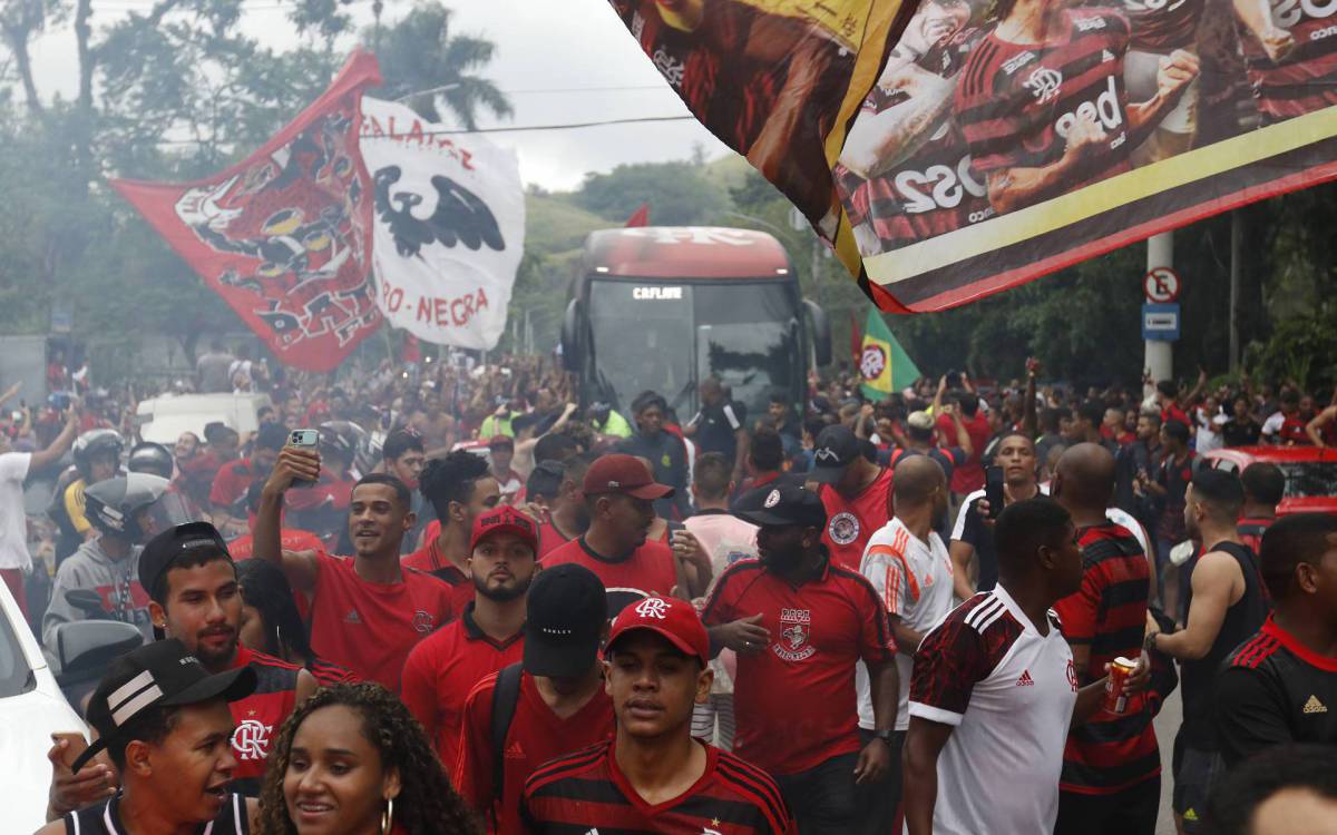 Geral - Aerofla - Torcida do Flamengo vai ao Ninho doi Urubu se despedir do time antes do embarque para o sul.