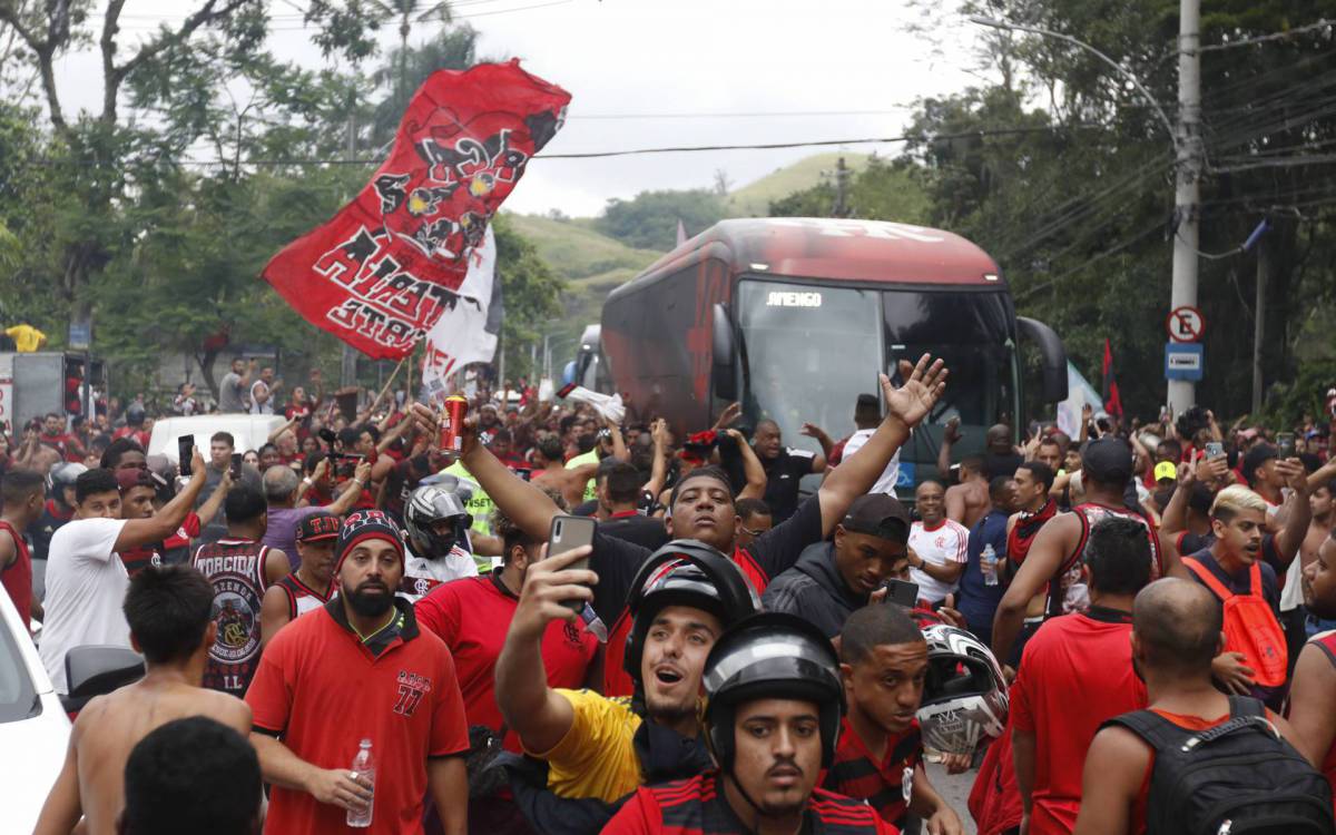 Geral - Aerofla - Torcida do Flamengo vai ao Ninho doi Urubu se despedir do time antes do embarque para o sul.
