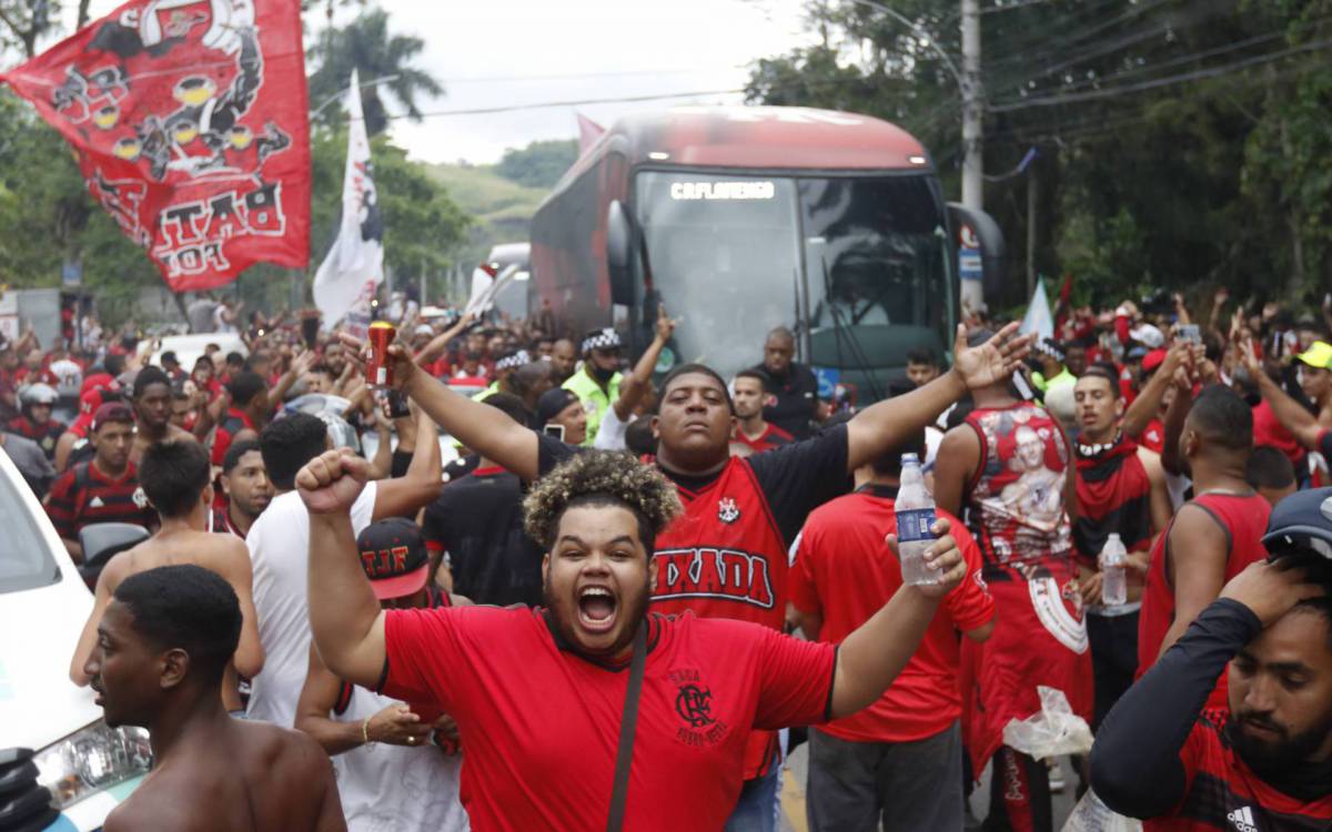 Geral - Aerofla - Torcida do Flamengo vai ao Ninho doi Urubu se despedir do time antes do embarque para o sul. - Reginaldo Pimenta