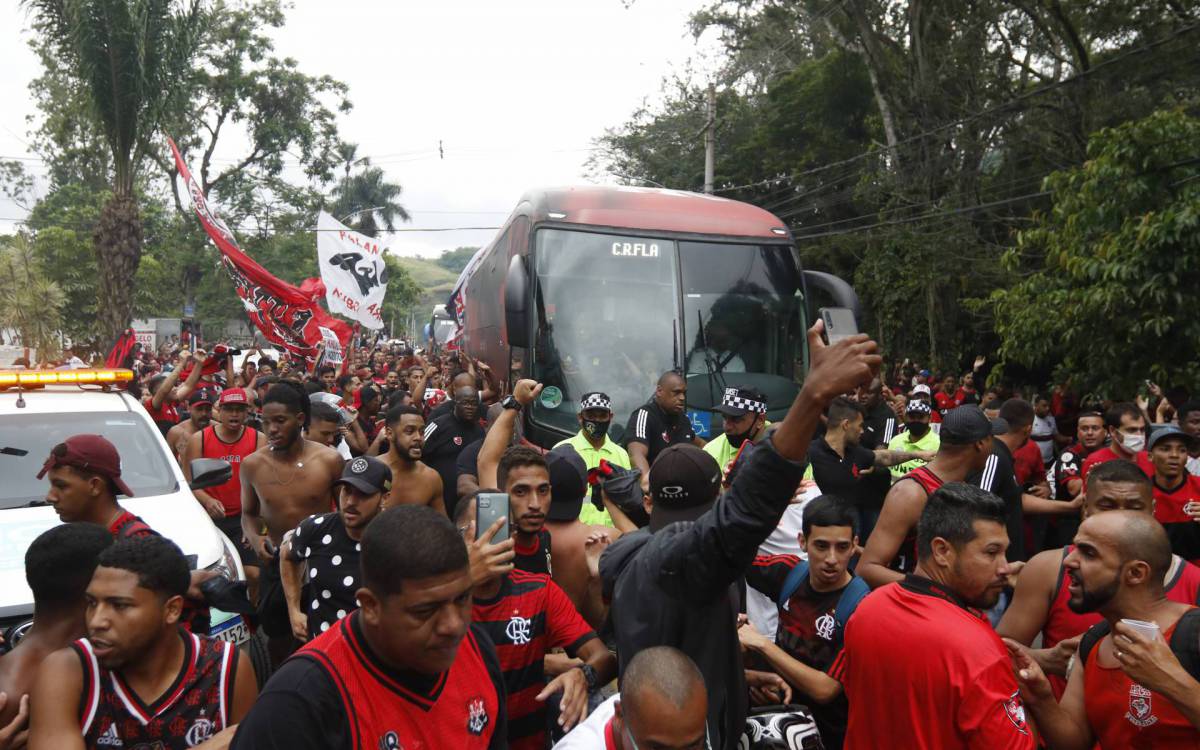 Geral - Aerofla - Torcida do Flamengo vai ao Ninho doi Urubu se despedir do time antes do embarque para o sul.