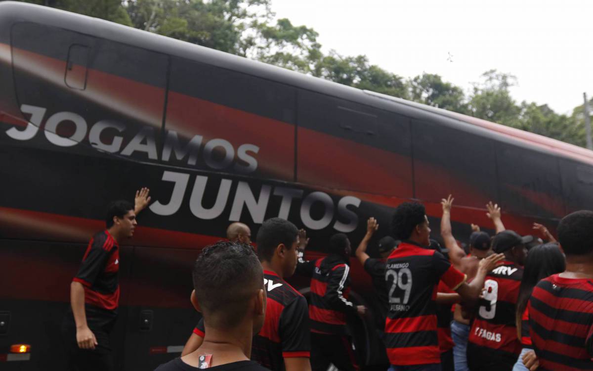 Geral - Aerofla - Torcida do Flamengo vai ao Ninho doi Urubu se despedir do time antes do embarque para o sul.