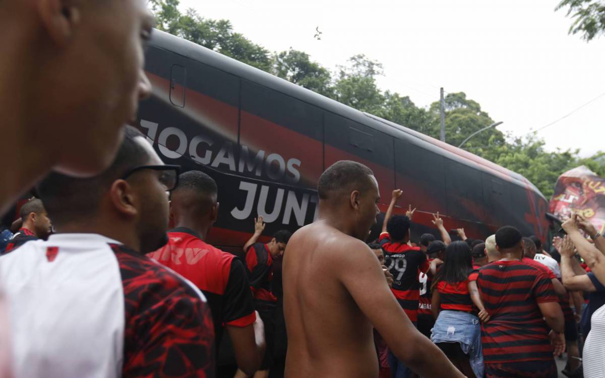 Geral - Aerofla - Torcida do Flamengo vai ao Ninho doi Urubu se despedir do time antes do embarque para o sul.