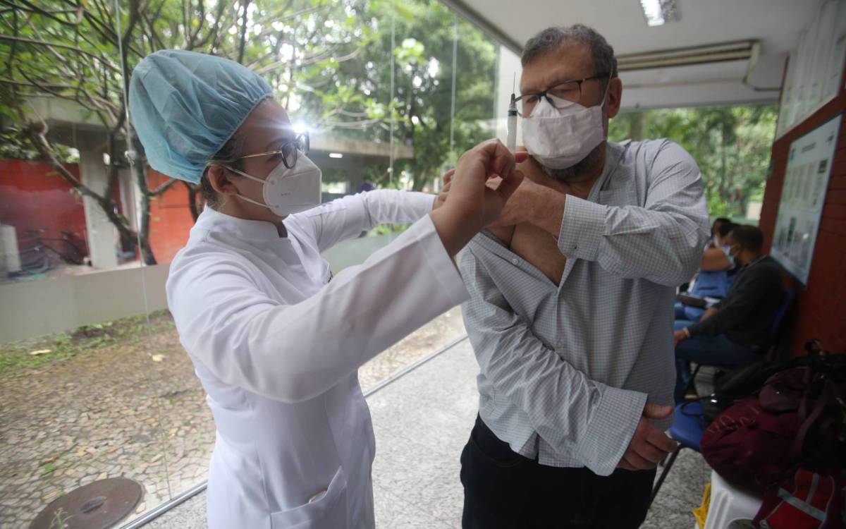 Rio,19/11/2021-GAVEA,Centro Municipal de Saude Pindaro de Carvalho Rodrigues,dose de reforco contra Covid-19, em pessoas com menos de 60 anos, na foto: Andre Murilo de Paula(DR).Foto: Cleber Mendes/Ag&ecirc;ncia O Dia