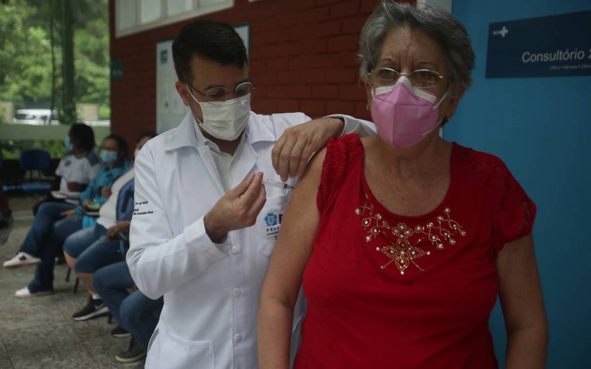 Rio,19/11/2021-GAVEA,Centro Municipal de Saude Pindaro de Carvalho Rodrigues,dose de reforco contra Covid-19, em pessoas com menos de 60 anos, na foto:Daniel Soranz aplica a dose de reforco em Marisol de Armas Parez(CUBANA) .Foto: Cleber Mendes/Ag&ecirc;ncia O Dia