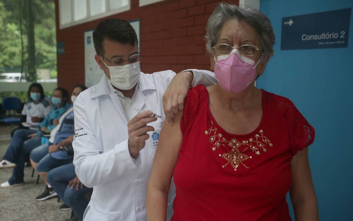 Rio,19/11/2021-GAVEA,Centro Municipal de Saude Pindaro de Carvalho Rodrigues,dose de reforco contra Covid-19, em pessoas com menos de 60 anos, na foto:Daniel Soranz aplica a dose de reforco em Marisol de Armas Parez(CUBANA) .Foto: Cleber Mendes/Ag&ecirc;ncia O Dia