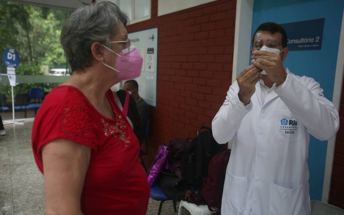 Rio,19/11/2021-GAVEA,Centro Municipal de Saude Pindaro de Carvalho Rodrigues,dose de reforco contra Covid-19, em pessoas com menos de 60 anos, na foto:Daniel Soranz aplica a dose de reforco em Marisol de Armas Parez(CUBANA) .Foto: Cleber Mendes/Ag&ecirc;ncia O Dia