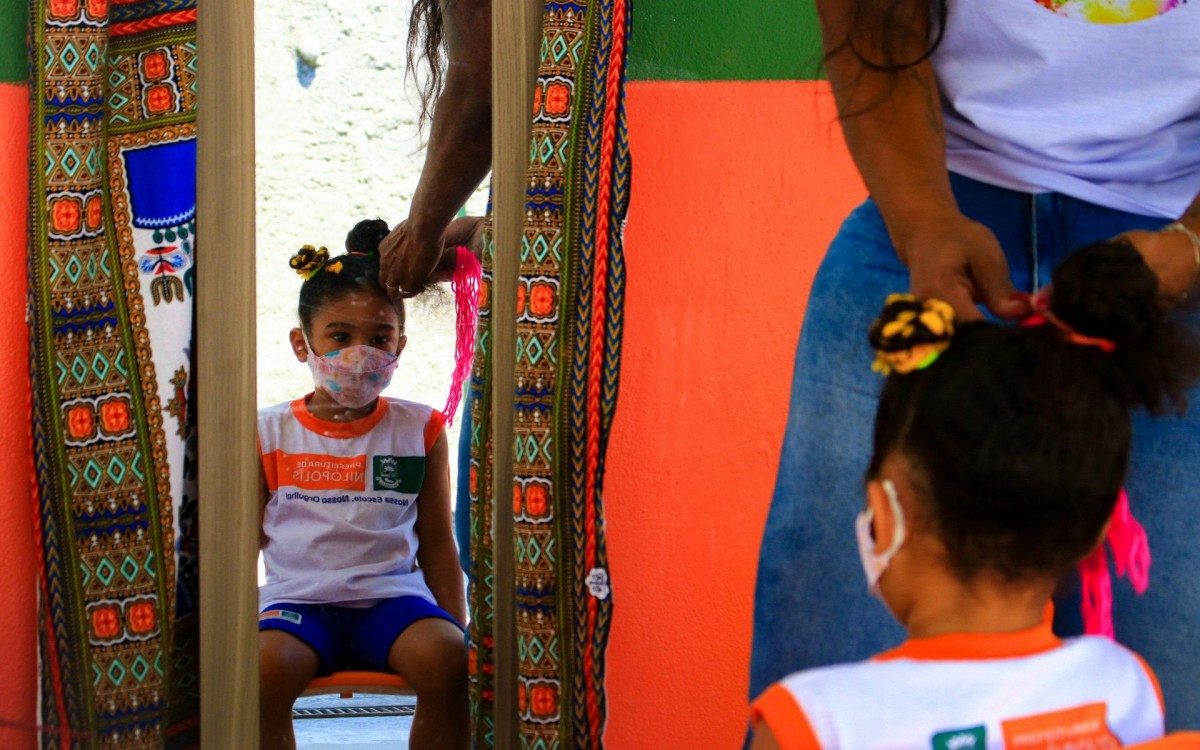 Os profissionais de educa&ccedil;&atilde;o buscam mostrar que n&atilde;o existe um tom de pele, mas v&aacute;rios, e que as crian&ccedil;as devem perceber o outro como ele &eacute;