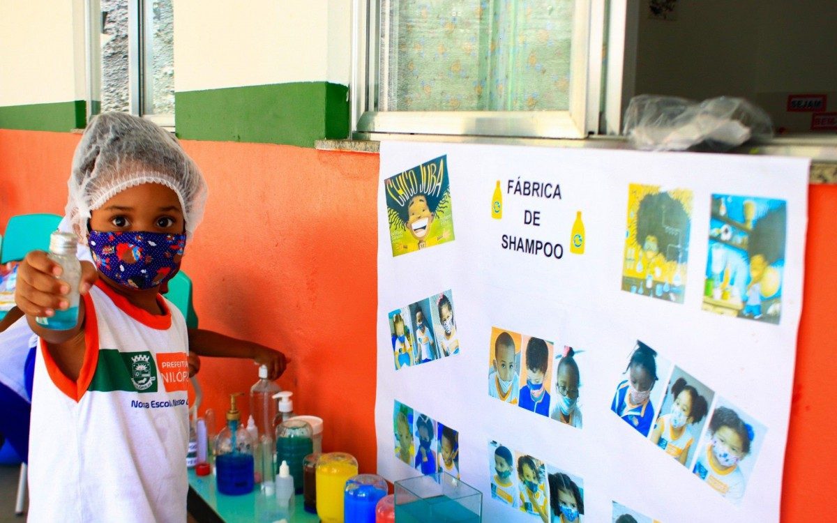 Um painel, por exemplo, apresenta v&aacute;rias fotos das pr&oacute;prias crian&ccedil;as da sala e o tom de pele que eles escolheram para si mesmos