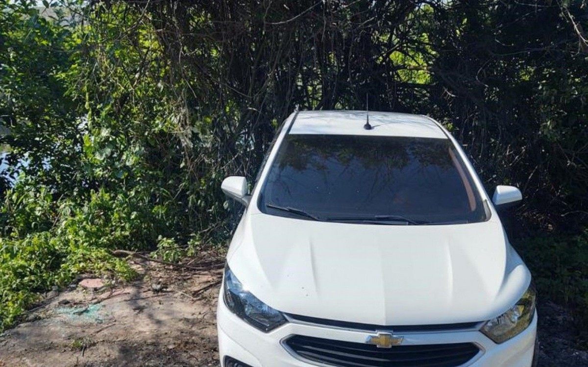 PM recupera carro em desmanche clandestino de autom&oacute;veis
