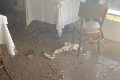 Susto! Teto de restaurante desaba em cima de turistas