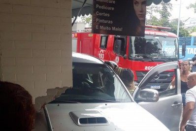 Motorista passa mal e bate na entrada de um salão de beleza em Bacaxá