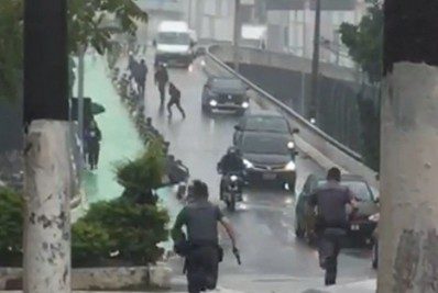 Homem é baleado por policiais após tentativa de arrastão 