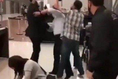 Casal tenta embarcar com coelho e provoca confusão em aeroporto; Vídeo