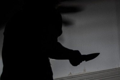 Adolescente de 13 anos mata mulher a facadas após provocação