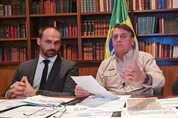 Bolsonaro diz que deputados que aplaudiram Lula no Parlamento Europeu são malucos