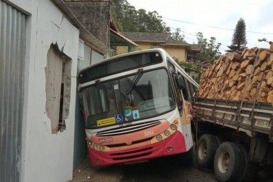 Caminhão perde controle e bate em ônibus no Morin