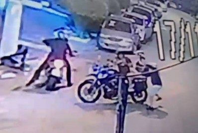 Vídeo: dupla tenta assaltar casal em Vila Valqueire e acaba ferida após reação de PM