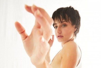 De fio-dental, Bruna Griphao surge sexy e de cabelo curtinho