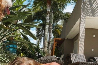 De biquíni, Duda Reis posa dentro da piscina e brinca com detalhe inesperado