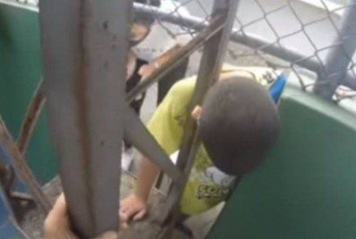 Criança prende a cabeça em grade de escola e é resgatada por bombeiros; Vídeo