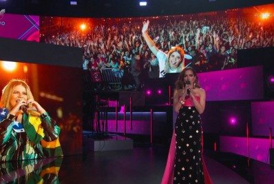 Anitta homenageia Marília Mendonça no Grammy Latino: 'Dói o coração que ela não esteja aqui'