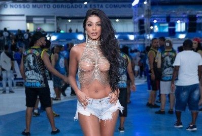 Uau! Brunna Gonçalves, mulher de Ludmilla, esbanja beleza na quadra da Beija-Flor