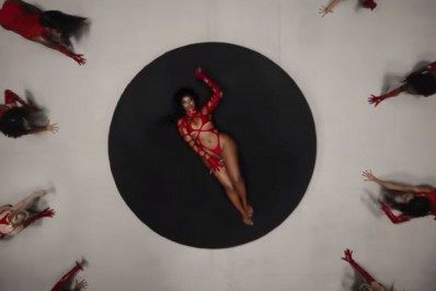 De fio dental, Iza rebola muito em clipe de 'Sem Filtro'. Confira!