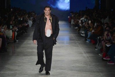 Com bolsa de estomia, Luciano Szafir desfila na São Paulo Fashion Week