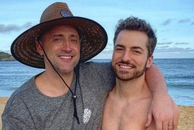 Thales Bretas se emociona ao lançar cinzas de Paulo Gustavo em Nova York