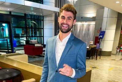 Youtuber Rezende faz sessão de autógrafos na Zona Oeste