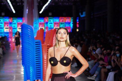 Sasha brilha na São Paulo Fashion Week e é prestigiada pela família