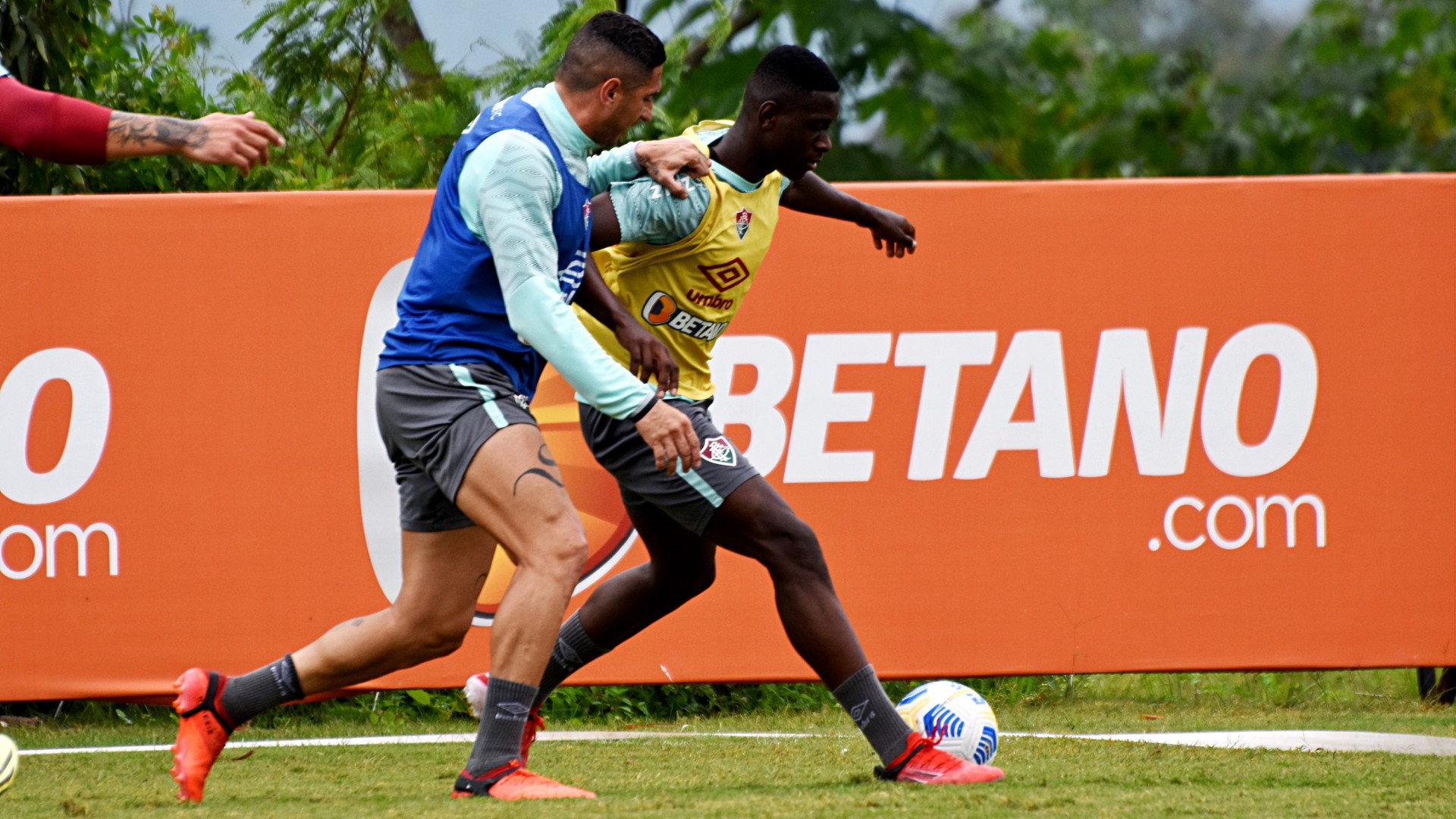 Atacante volta a treinar com bola e pode reforçar o Fluminense contra o América-MG