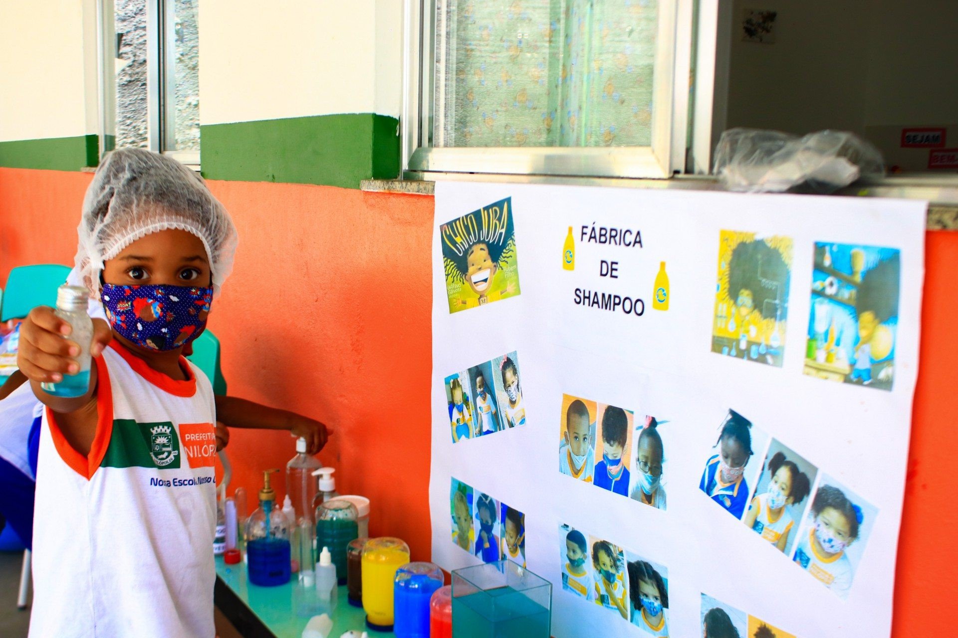 Um painel, por exemplo, apresenta v&aacute;rias fotos das pr&oacute;prias crian&ccedil;as da sala e o tom de pele que eles escolheram para si mesmos - Divulga&ccedil;&atilde;o / PMN