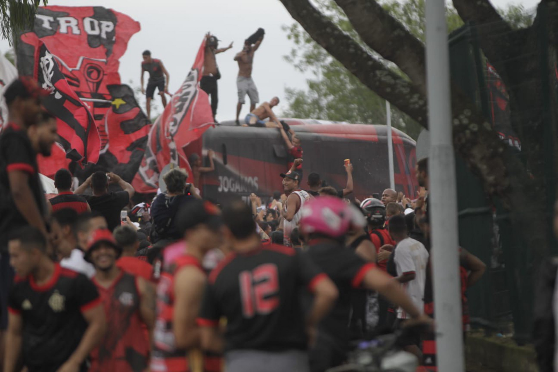 Torcedor leva pedaço de ônibus do Flamengo e comemora: ‘Troféu’