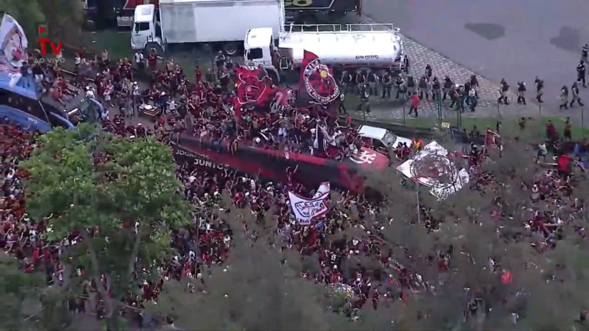 Torcedores do Flamengo sobem no ônibus do clube antes de embarque para Porto Alegre