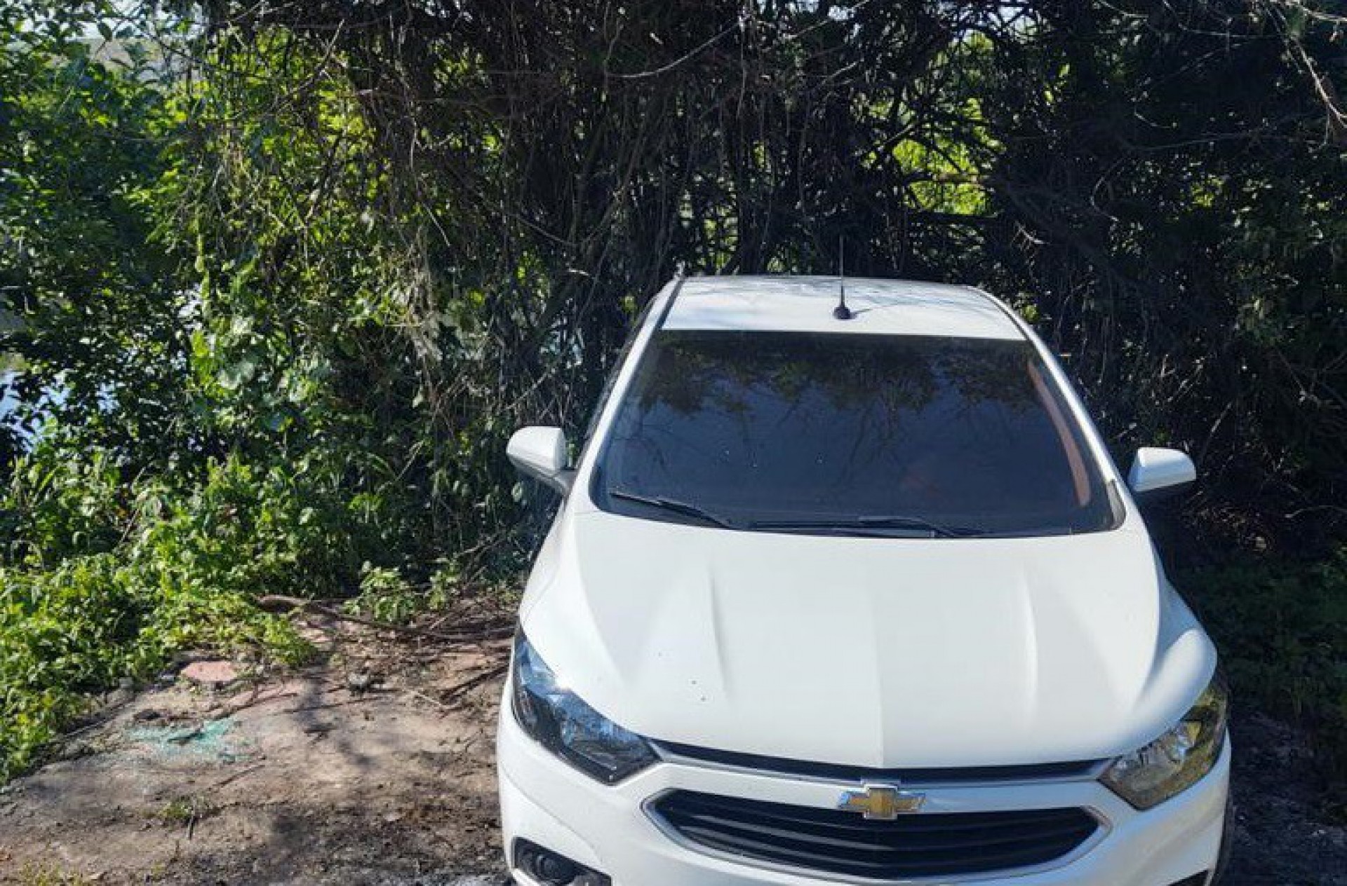 PM recupera carro em desmanche clandestino de automóveis - Divulgação