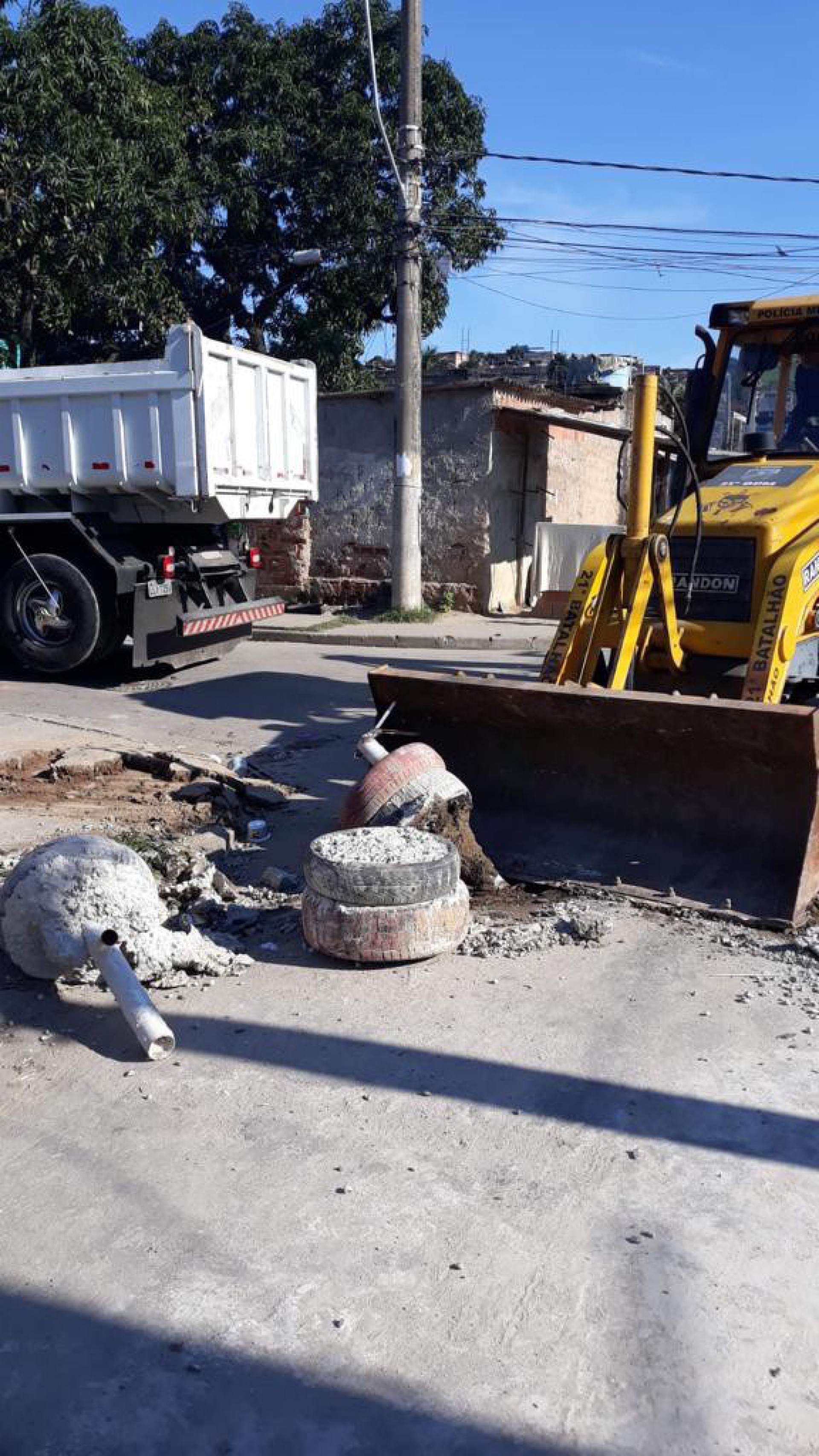 Para impedir a entrada dos agentes, criminosos instalaram barricadas na regi&atilde;o - Divulga&ccedil;&atilde;o