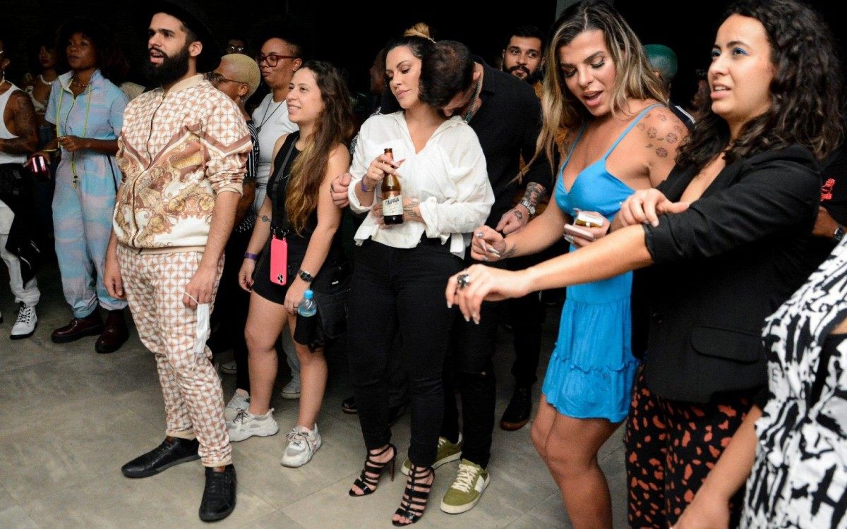 Cleo e o marido prestigiam show da cantora King no Espa&ccedil;o Corcovado, na Zona Sul do Rio, na noite desta sexta-feira