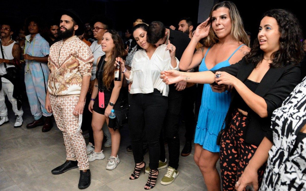 Cleo e o marido prestigiam show da cantora King no Espa&ccedil;o Corcovado, na Zona Sul do Rio, na noite desta sexta-feira