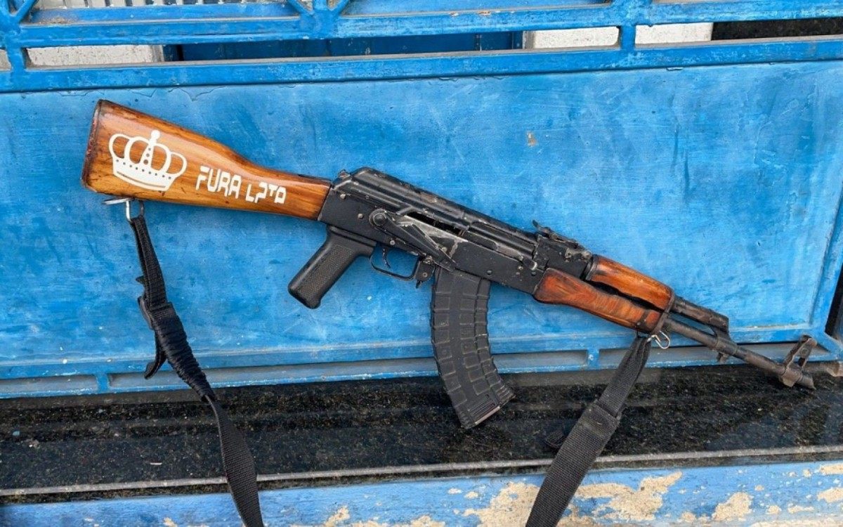 Fuzil AK-47 apreendido no Complexo do Salgueiro, em S&atilde;o Gon&ccedil;alo